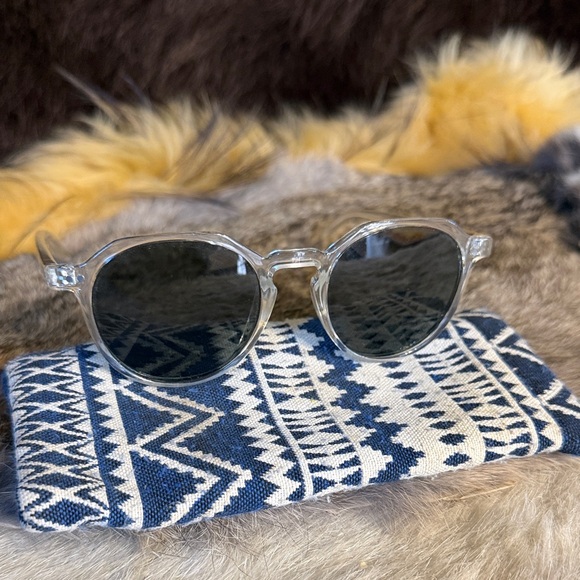 Clear Round Sunglasses with Black Lenses (800) - Picture 1 of 3